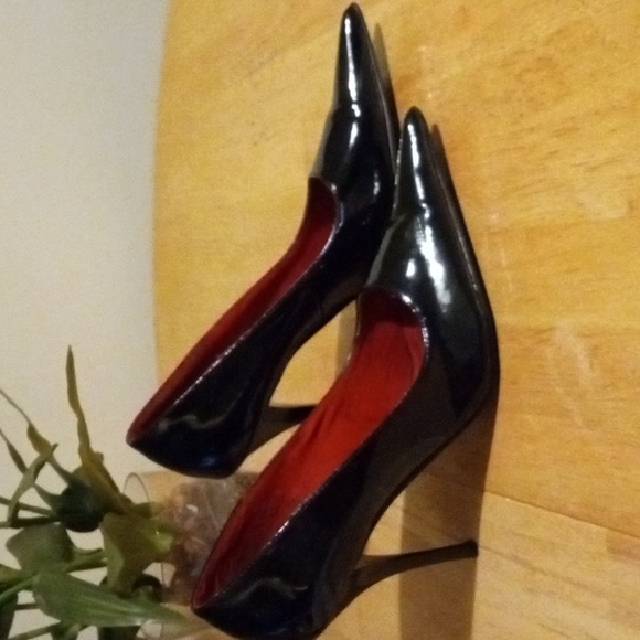 CHARLOTTE RUSSE CLOSED TOE POINTY STILETTO PUMPS CLASSIC BLACK W/RED SIZE 8 - Picture 3 of 7
